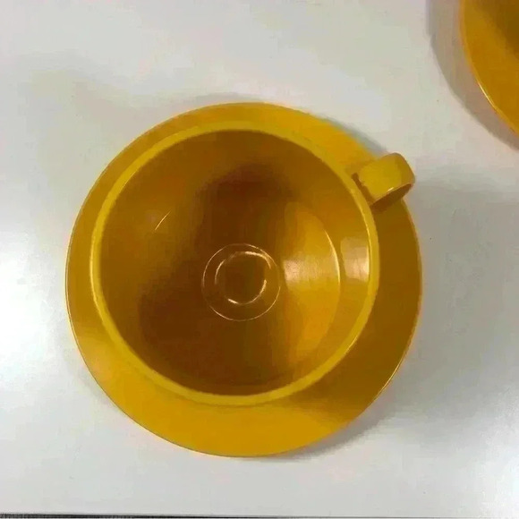Set of 2 vintage Melamine teacups with saucers in  sunshine yellow - Picture 3 of 7